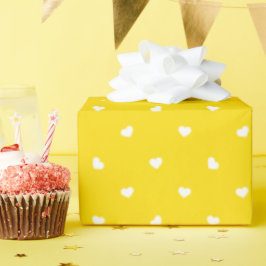 De Regalo Corazones pequeños sobre papel amarillo brillante