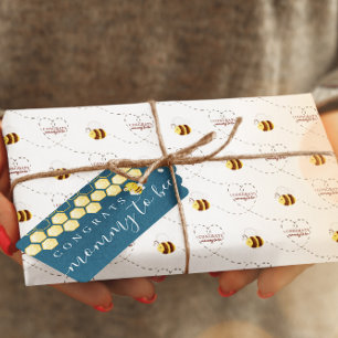 De Regalo Felicita A Mamá Por Estar Envolviendo Papel