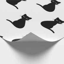 Gatos negros envolviendo papel