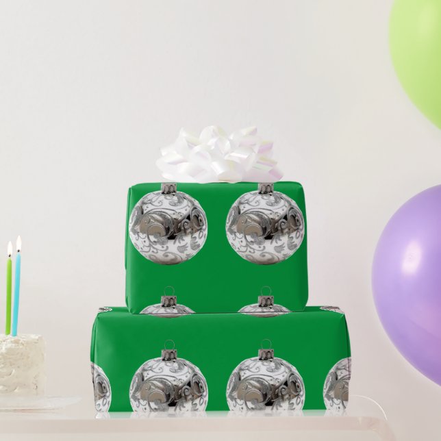 De Regalo Ornamentos plateados sobre papel verde (Regalos de fiesta)