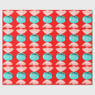 De Regalo Vela azul y rosa sobre papel envuelto rojo