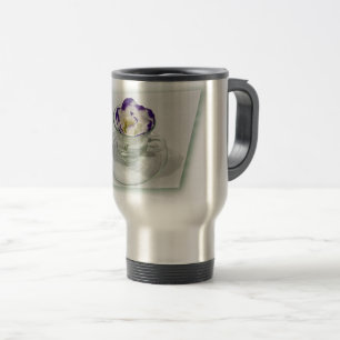 De Viaje Flor morada blanca en una taza