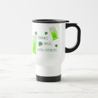 De Viaje Las bebidas del día del St Patricks manan taza del