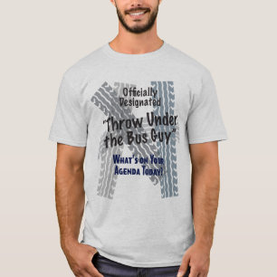 Debajo de la camiseta básica del individuo del