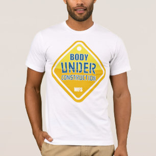 Debajo de la camiseta de la construcción