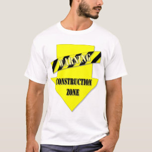 Debajo de la camiseta de maternidad de la