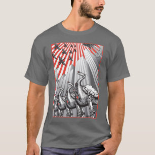 Debajo de la camiseta gris oscuro de la vigilancia