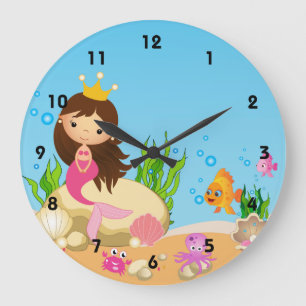 Debajo de los relojes de pared de la sirena del