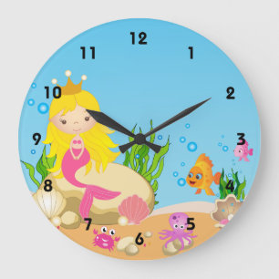 Debajo de los relojes de pared rubios de la sirena