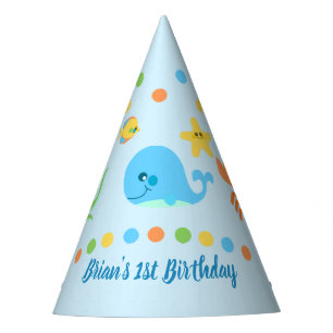 Debajo del gorra de la fiesta de cumpleaños del
