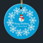 Decoración De Cerámica De Snowman<br><div class="desc">Imagen de un muñeco de nieve sobre un copo de nieve y fondo azul.</div>