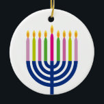 Decoración de los días de fiesta del menorah el |<br><div class="desc">Ornamento redondo de cerámica de " Jánuca feliz" que ofrece un Menorah coloreado.</div>