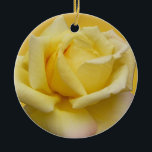 Decoración subió personalizada ornamento del rosa<br><div class="desc">Los ornamentos color de rosa románticos personalizaron decoraciones clásicas de la flor del rosa amarillo del día de fiesta su nombre aquí que casaba los ornamentos románticos adaptables del navidad del rosa amarillo del recuerdo, los recuerdos y los regalos subiós las decoraciones neutrales color de rosa de los ornamentos del...</div>