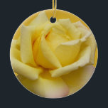 Decoración subió personalizada ornamento del rosa<br><div class="desc">Los ornamentos color de rosa románticos personalizaron decoraciones clásicas de la flor del rosa amarillo del día de fiesta su nombre aquí que casaba los ornamentos románticos adaptables del navidad del rosa amarillo del recuerdo, los recuerdos y los regalos subiós las decoraciones neutrales color de rosa de los ornamentos del...</div>