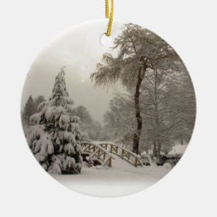 Decoraciones de árbol de nieve adornado con puente