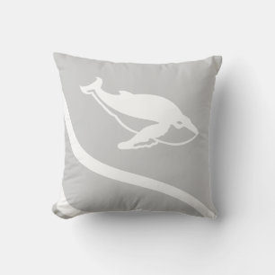 Decorativo ballena. BLANCO sobre cojín gris