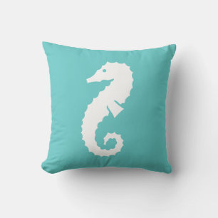 Decorativo CABALLITO DE MAR BLANCO sobre cojín azul turquesa