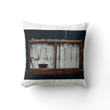 Cojín con decoración de ventana abandonada