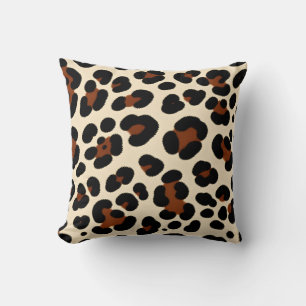 Decorativo cojín de estampado de leopardo.