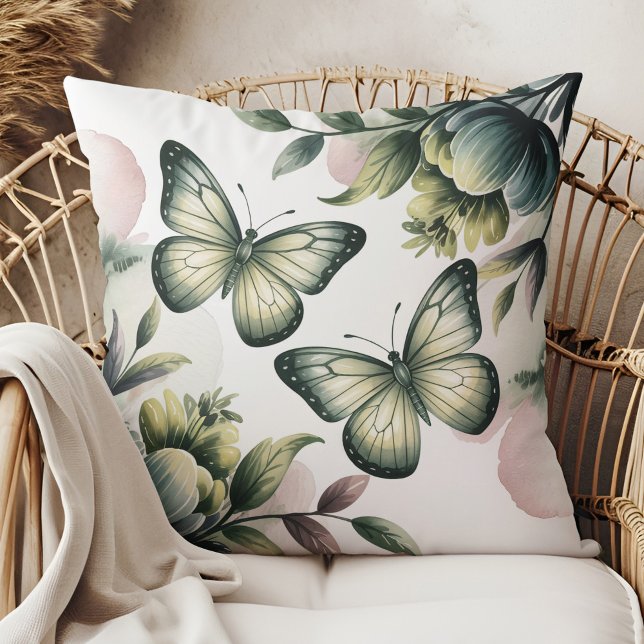Decorativo Cojín de Mariposa Verde Salvia (Sage Green Butterfly Throw Pillow in a boho neutral rattan armchair)