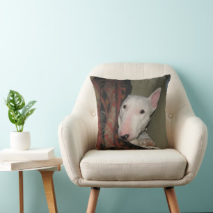 Decorativo El bull terrier acurrucado bajo un Cojín decorativ