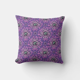 Decorativo Es un cojín con un patrón floral brillante en un p