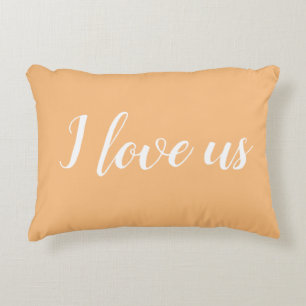 Decorativo "Te amo a nosotros" en cojín con acento de naranja