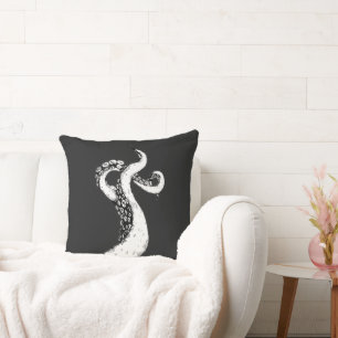 Decorativo tentáculos de pulpo en cojín negro
