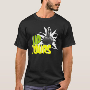 Dedo medio encima el suyo camisa