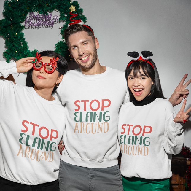 dejar de jugar alrededor de la sudadera navidad (stop elfing around christmas sweatshirt
)