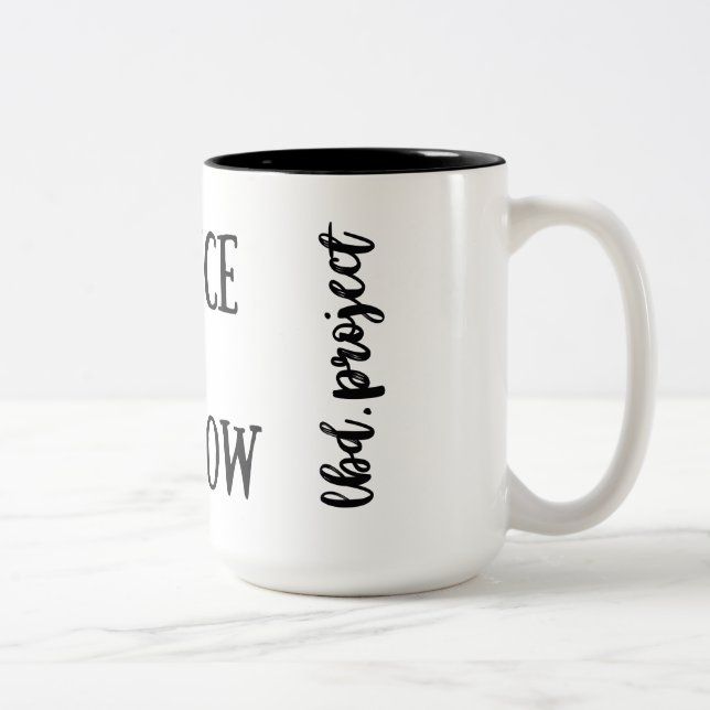 deje taza del flujo de la justicia y del café (Derecha)