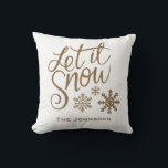 Dejemos que nieve Navidades vacaciones Cojín decor<br><div class="desc">Blanco con oro Navidades de la Nieve Let it personalización de la almohada de lanzamiento. Perfecto para acentuar su decoración de vacaciones.</div>