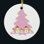 Dejemos que nieve personalizado adorno de Navidad<br><div class="desc">Dejemos que nieve personalizado adorno de Navidad con una fila de adorables hombres de nieve con gorra rojo,  bufanda amarilla,  ojos de botón y palos en un lindo árbol de Navidad con copos de nieve.</div>