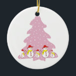 Dejemos que nieve personalizado adorno de Navidad<br><div class="desc">Dejemos que nieve personalizado adorno de Navidad con una fila de adorables hombres de nieve con gorra rojo,  bufanda amarilla,  ojos de botón y palos en un lindo árbol de Navidad con copos de nieve.</div>