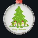 Dejemos que nieve personalizado adorno de Navidad<br><div class="desc">Dejemos que nieve personalizado adorno de Navidad con una fila de adorables hombres de nieve con gorra rojo,  bufanda amarilla,  ojos de botón y palos en un lindo árbol de Navidad con copos de nieve.</div>