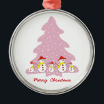 Dejemos que nieve personalizado adorno de Navidad<br><div class="desc">Dejemos que nieve personalizado adorno de Navidad con una fila de adorables hombres de nieve con gorra rojo,  bufanda amarilla,  ojos de botón y palos en un lindo árbol de Navidad con copos de nieve.</div>