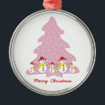 Dejemos que nieve personalizado adorno de Navidad<br><div class="desc">Dejemos que nieve personalizado adorno de Navidad con una fila de adorables hombres de nieve con gorra rojo,  bufanda amarilla,  ojos de botón y palos en un lindo árbol de Navidad con copos de nieve.</div>