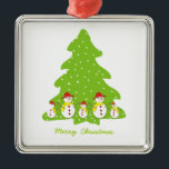 Dejemos que nieve personalizado adorno de Navidad<br><div class="desc">Dejemos que nieve personalizado adorno de Navidad con una fila de adorables hombres de nieve con gorra rojo,  bufanda amarilla,  ojos de botón y palos en un lindo árbol de Navidad con copos de nieve.</div>