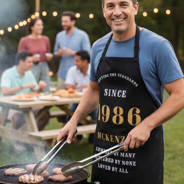 Delantal 40.º cumpleaños 1985 Moda de nombres elegante oro  (40th birthday apron worn at a BBQ)
