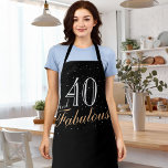 Delantal 40 y fabuloso negro moderno 40 cumpleaños<br><div class="desc">40 y Fabuloso Apron Black 40 de cumpleaños moderno. De moda diciendo 40 y fabuloso para una mujer. El fondo es negro y el texto en tonos blancos y dorados de moda. Personalizar el delantal con el número de edad.</div>