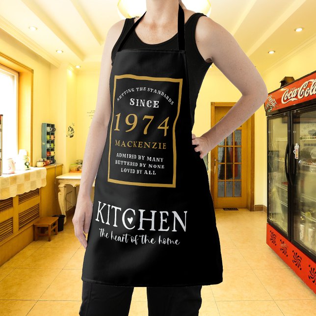Delantal 50.º cumpleaños 1974 Nombre Elegante Moda de Oro N (Elegant Black & Gold Chic Apron - 50th Birthday 1974 Name Personalized Kitchen & BBQ Essentials.)