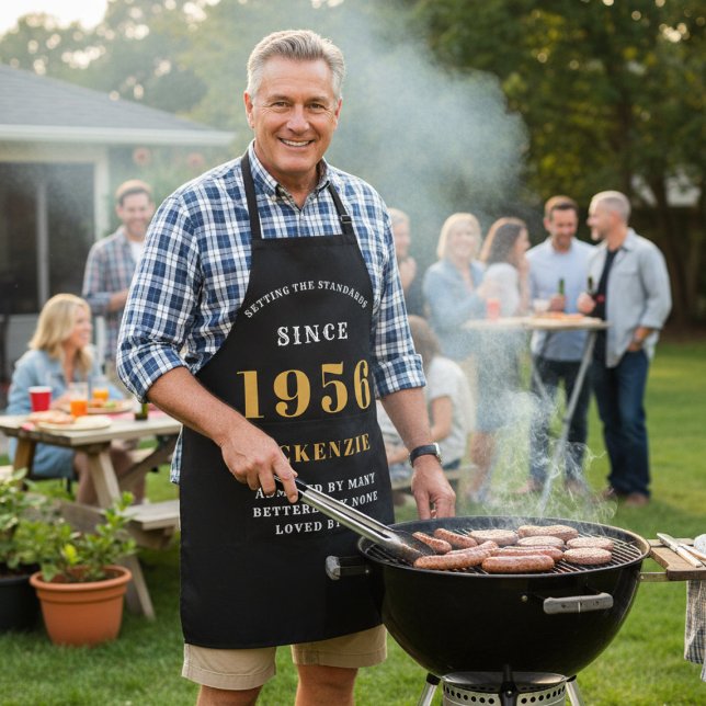 Delantal 70 cumpleaños 1956 Moda de nombres elegante oro ne (1956 Apron worn by a man at a BBQ)