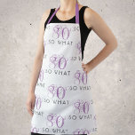 Delantal 80 Así que qué graciosa mujer rosada 80 de cumplea<br><div class="desc">80 Así que qué divertido Apron de la Mujer Rosa 80th Birthday. Una cita graciosa 80 y qué en los colores modernos rosa y gris. Perfecto para una persona con sentido del humor.</div>