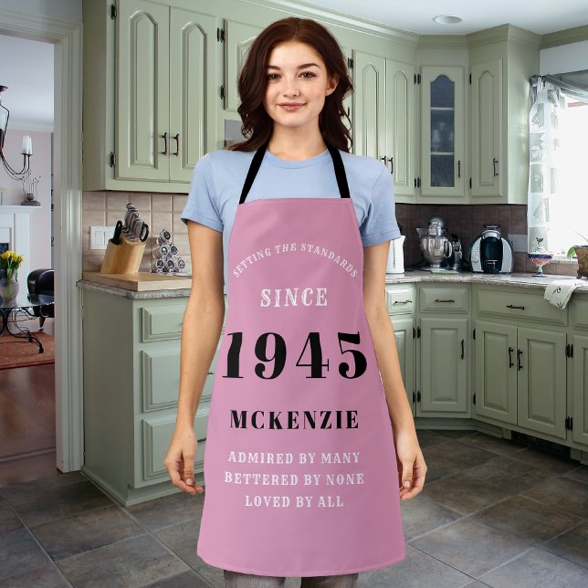 Delantal 80 cumpleaños 1945 Moda de nombres elegante rosa (Personalized 80th birthday long pink apron)