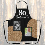 Delantal 80 y Fabulous Gold Purpurina 2 Photo 80th Birthday<br><div class="desc">80 y Fabulous Gold Purpurina 2 Photo 80th Birthday Apron. Purpurina de oro falso sobre negro con 2 fotos - puedes usar fotos antiguas y nuevas. Agrega tu edad y haz un regalo de cumpleaños personalizado para la celebración del hito de una mujer.</div>