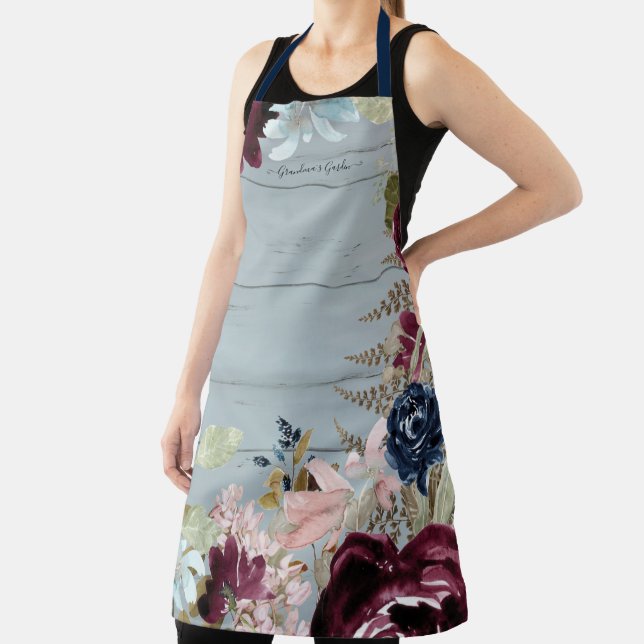 Delantal Abuela Burgundy Floral Peony Rosa Dusty Blue Wood (in situ)