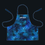 Delantal Acuarela Galaxia Nombre nebulosa Azul<br><div class="desc">Este divertido y moderno delantal para niños presenta un diseño de nebulosa galaxia en azul y negro. Una plantilla de texto con un espacio - como el tipo de letra se incluye para la personalización, haciendo de este delantal un regalo verdaderamente único! ¡Ideal para los amantes del espacio ultraterrestre y...</div>