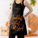 Delantal Agradecido Naranja de nombre bendecido amarillo ne<br><div class="desc">Agradecidos y agradecidos Naranja de nombre bendito amarillo negro> Unas palabras inspiradoras increíbles que usar para dar gracias y a lo largo del año, en un gran y elegante guión, las palabras de gratitud Agradecimiento agradecido bendecido en los vibrantes colores de la caída sobre un fondo negro que puede cambiarse...</div>