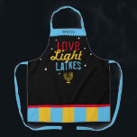 Delantal Amor Luz Latón Negro Hanukkah Funny Cita Apron<br><div class="desc">Love Light Latkes Black Hanukkah Funny Quote Apron es totalmente hipster cool! Este dicho colorido y humorístico destaca en realidad en el fondo negro estrellado de la noche. Asegúrate de hacer sonreír a amigos y familiares. Incluye un icono de menú y espacio para tu nombre. ¿Necesita ayuda con este diseño?...</div>
