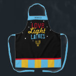Delantal Amor Luz Latón Negro Hanukkah Funny Cita Apron<br><div class="desc">Love Light Latkes Black Hanukkah Funny Quote Apron es totalmente hipster cool! Este dicho colorido y humorístico destaca en realidad en el fondo negro estrellado de la noche. Asegúrate de hacer sonreír a amigos y familiares. Incluye un icono de menú y espacio para tu nombre. ¿Necesita ayuda con este diseño?...</div>